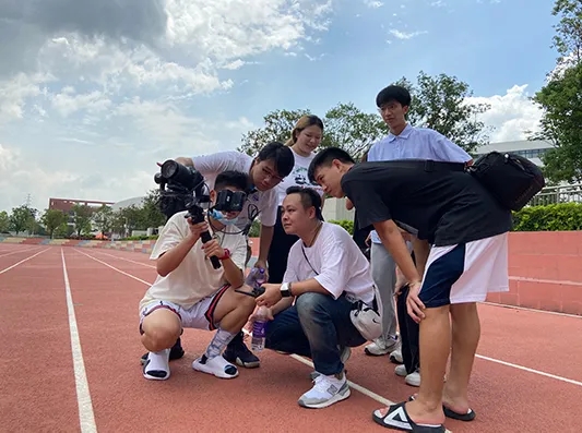 指导老师张琛指导同学们拍摄.jpg