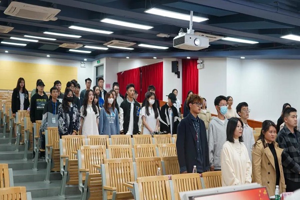 全体起立 奏唱国歌.jpg