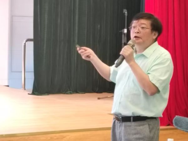 图片2 郑彤主编生动演讲.jpg